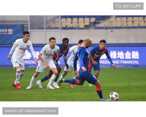 上海申花拉唐中路突破吸引防守——空间战术在夜色中的绽放 上海申花拉唐中路突破吸引防守——空间战术在夜色中的绽放