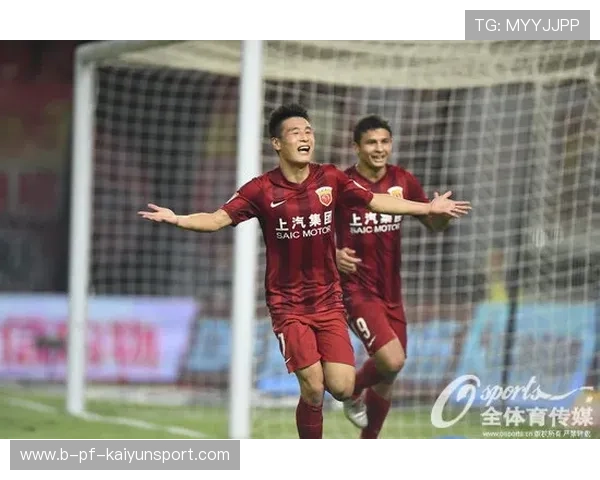 劳塔罗轻轻挑球摆脱对手完成射门：从场上技艺到日常装备的轻盈之道